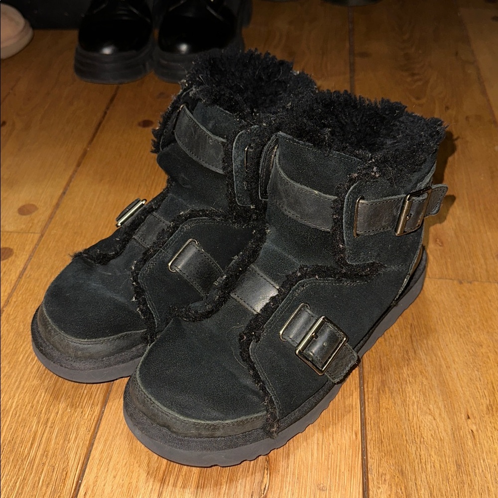 BLACK STRAP UGGS - Picture 4 of 7